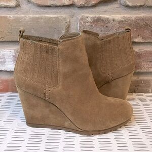 GIANNI BINI Women’s Tan Chestnut Suede Chelsea Ankle Wedge Booties 7 Like New